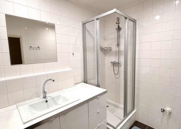 Ponúkame Vám na predaj kompletne prerobený, veľký  3 izbový byt v Nových Zámkoch!