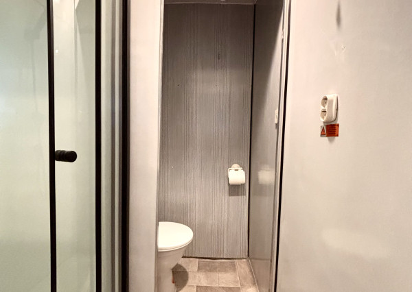 Ponúkame Vám na prenájom veľký, čiastočne zariadený 1 izbový byt v Nových Zámkoch!