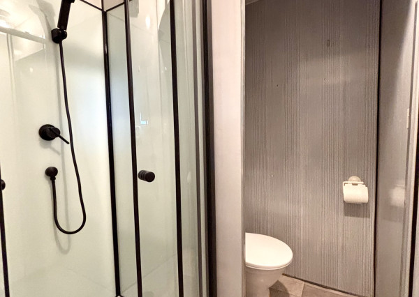 Ponúkame Vám na prenájom veľký, čiastočne zariadený 1 izbový byt v Nových Zámkoch!