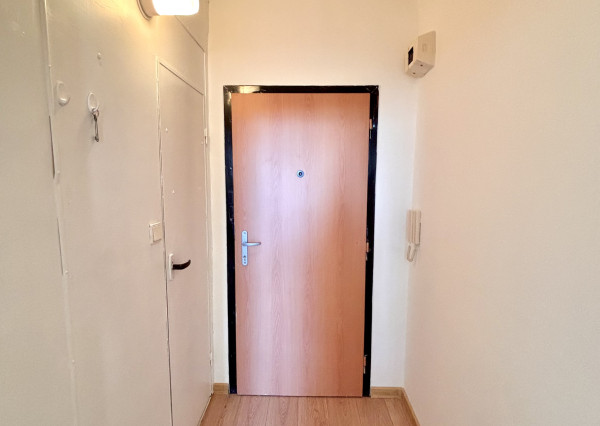 Ponúkame Vám na prenájom veľký, čiastočne zariadený 1 izbový byt v Nových Zámkoch!