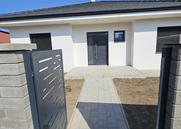 Na predaj 4 izbová moderná novostavba len 15 km od Komárna