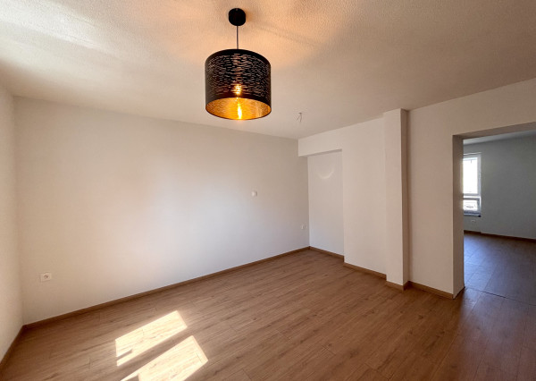 Ponúkame Vám na predaj kompletne prerobený, priestranný 2 izbový byt v centre mesta Nové Zámky