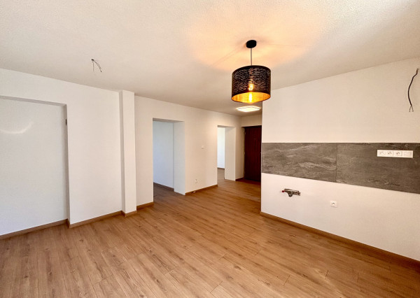 Ponúkame Vám na predaj kompletne prerobený, priestranný 2 izbový byt v centre mesta Nové Zámky