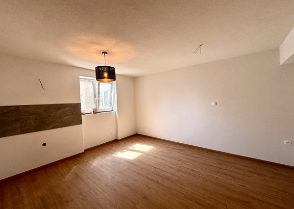 Ponúkame Vám na predaj kompletne prerobený, priestranný 2 izbový byt v centre mesta Nové Zámky