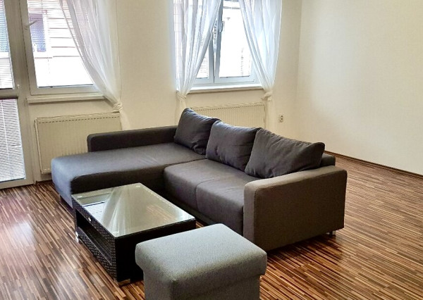 Ponúkame Vám na prenájom veľkú, zariadenú garsónku s balkónom v centre mesta Nové Zámky