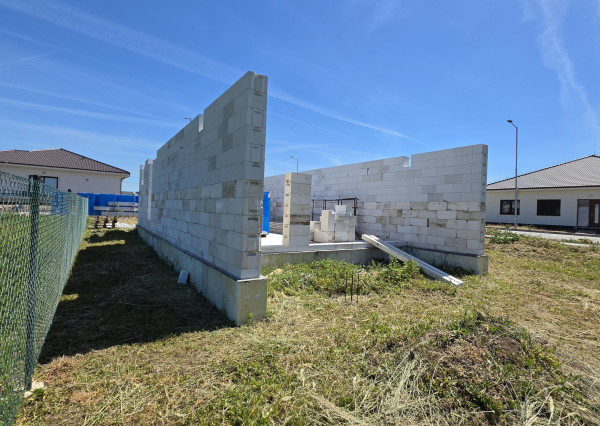 Ponúkam na Predaj modernú poschodovú novostavbu v obci Dvory nad Žitavou