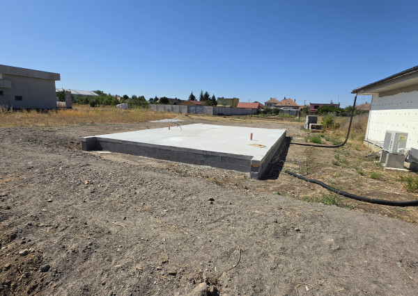 Ponúkam na Predaj 3 izbový dom v stave Hrubá stavba Dvory nad Žitavou
