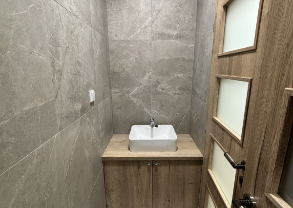 Ponúkame na dlhodobý prenájom  skladový priestor s kanceláriou v meste Štúrovo