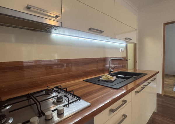 Ponúkame Vám na prenájom zariadený 1 izbový byt v meste Nové Zámky