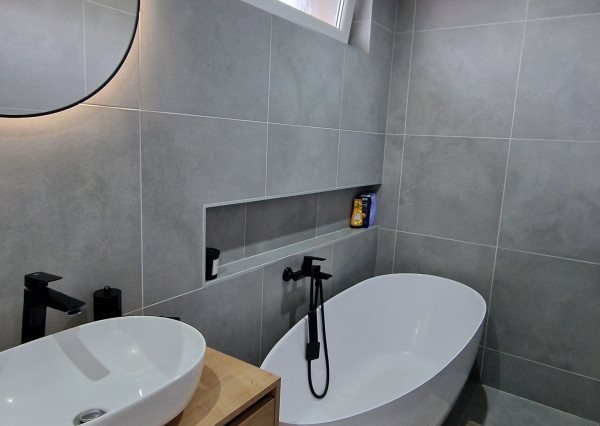 Predám prerobený Rodinný DOM na 20á pozemku obec SEMEROVO