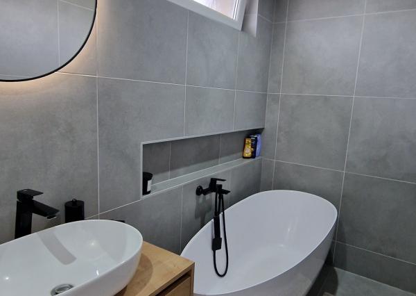 Predám prerobený Rodinný DOM na 20á pozemku 17km od NZ