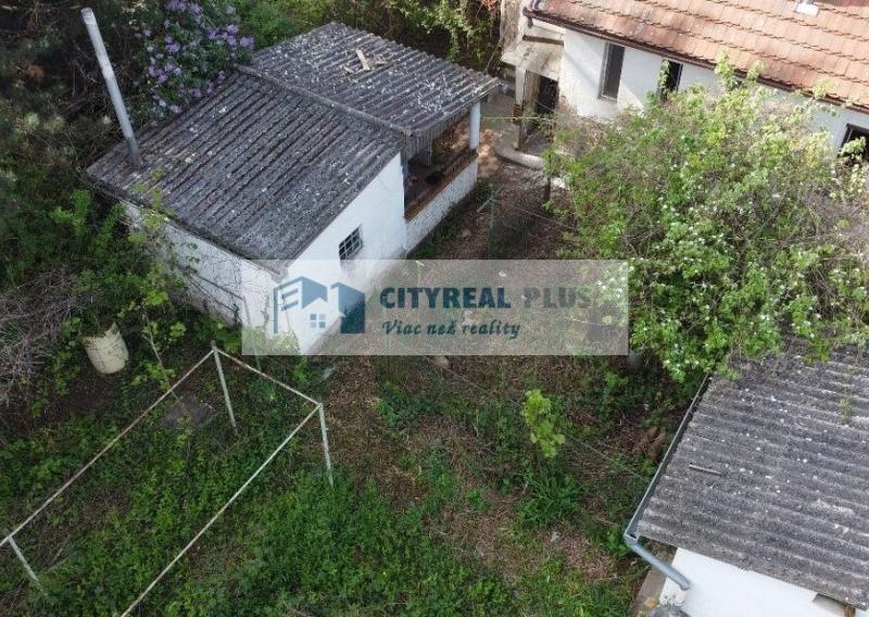 Na predaj starší dvojpodlažný rodinný dom v meste Nové Zámky - fotografia 1