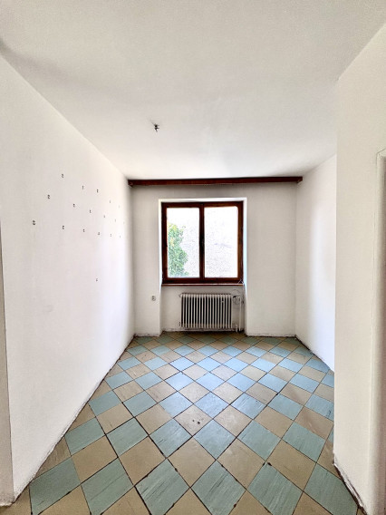 Ponúkame Vám na predaj 7 izbový rodinný dom v tichej a lukratívnej lokalite v Nových Zámkoch! - fotografia 3