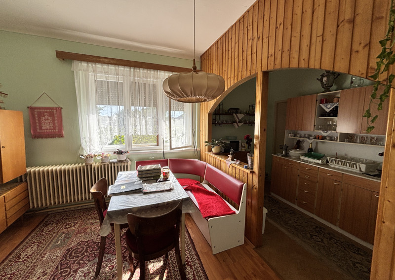 REZERVOVANÉ! Ponúkame na predaj priestranný tehlový rodinný dom s garážou v obci Belá - fotografia 1