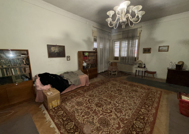 Ponúkame Vám na predaj rodinný dom v pôvodnom stave v meste Štúrovo - fotografia 1
