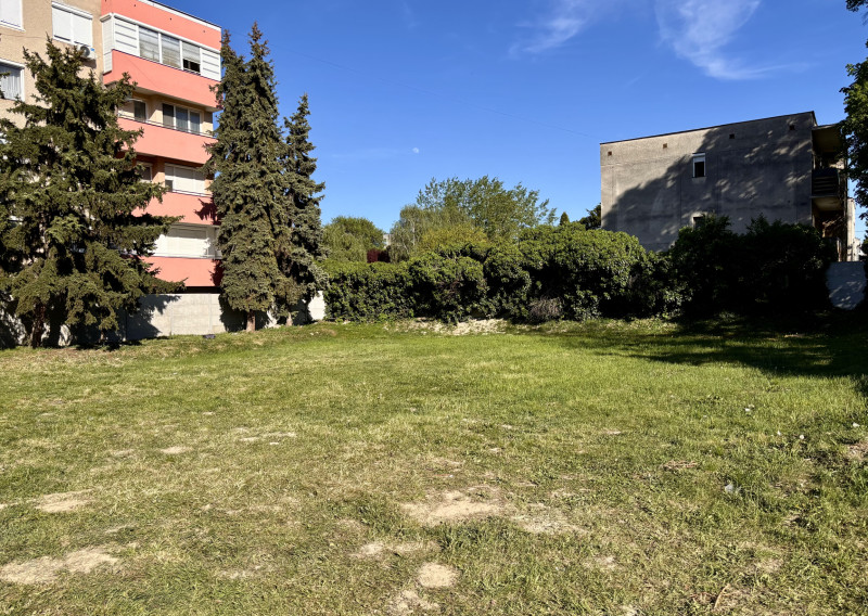 Ponúkame na predaj atraktívny stavebný pozemok, nachádzajúci sa priamo v centre mesta Kolárovo - fotografia 1