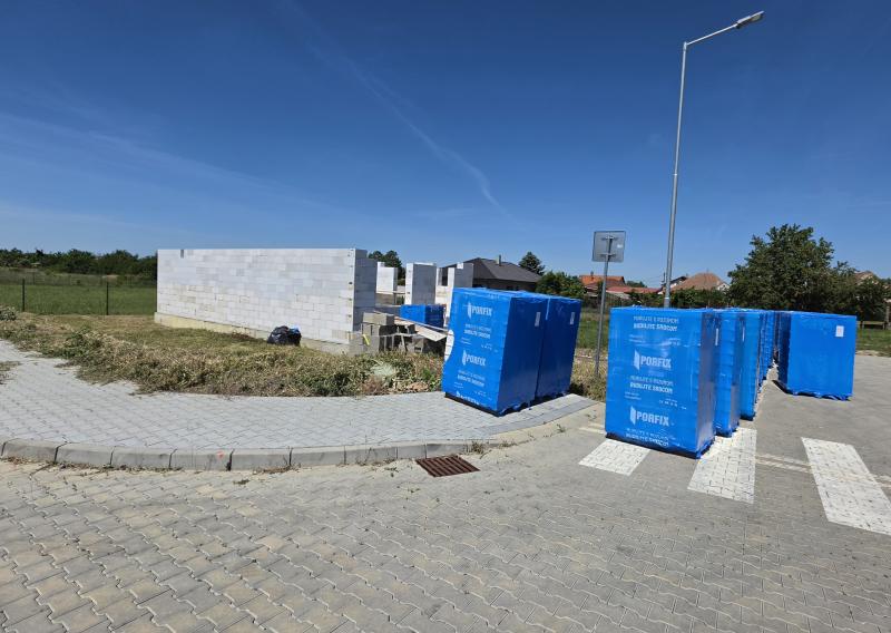 Ponúkam na Predaj modernú poschodovú novostavbu v obci Dvory nad Žitavou - fotografia 3