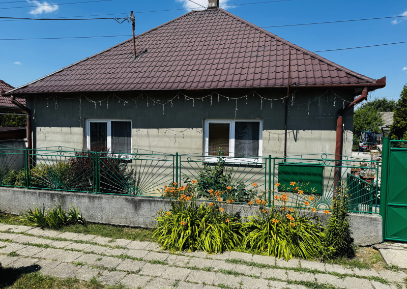 Ponúkame Vám na predaj rodinný dom v obľúbenej a vyhľadávanej časti mesta Kolárovo - fotografia 1