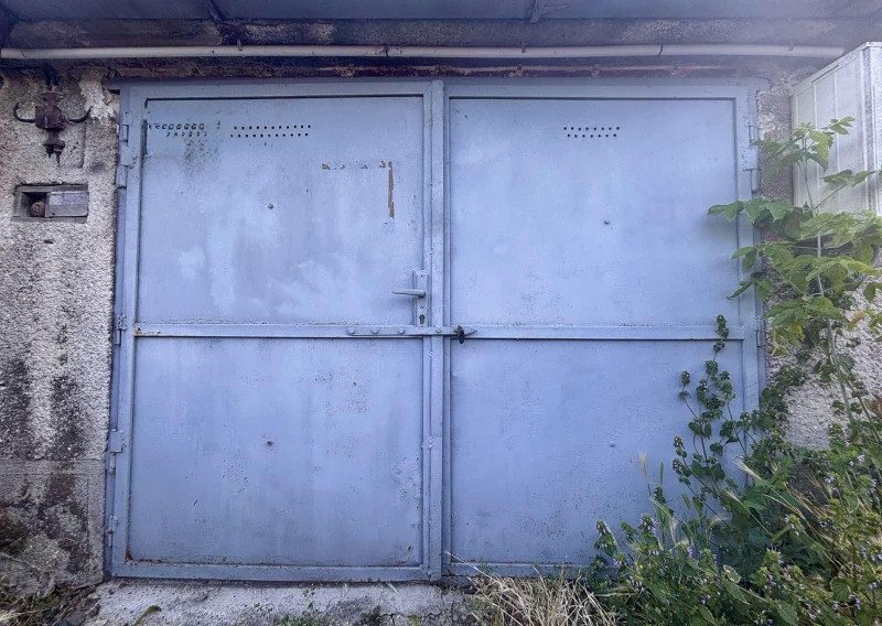 Znížená cena! Ponúkame Vám na predaj murovanú garáž s elektrikou v meste Nové Zámky - fotografia 1