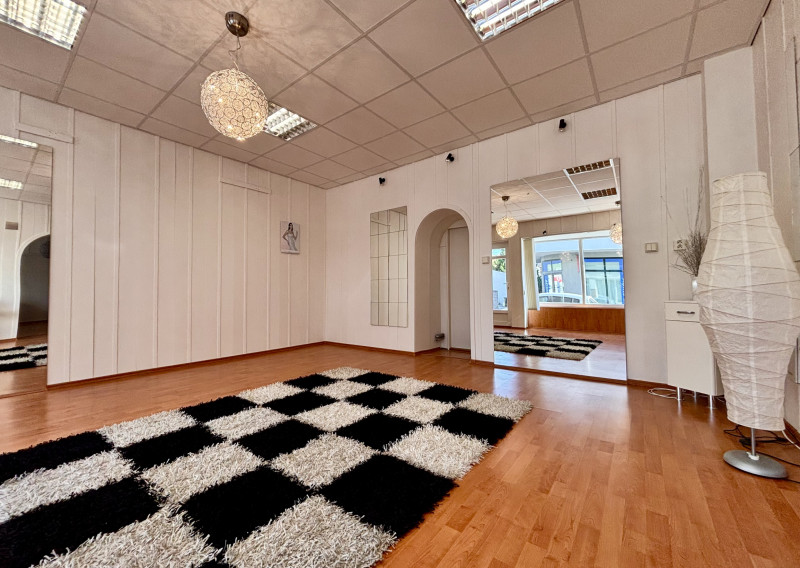 Ponúkame Vám na prenájom priestranný, svetlý a vzdušný nebytový priestor o výmere cca 50 m², situovaný priamo v centre mesta Nové Zámky - fotografia 1