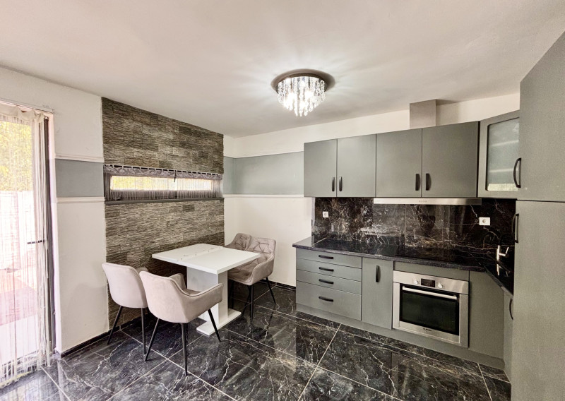 Ponúkame Vám na predaj moderný rodinný dom typu bungalov so samostatnými bytovými jednotkami - fotografia 1