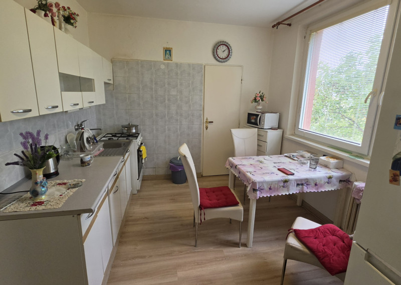 Predám veľký 3 izbový byt v pôvodnom stave Nové Zámky - fotografia 1