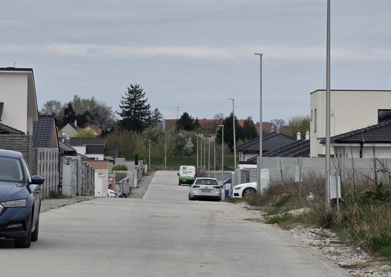 NOVINKA Predám stavebný pozemok 600 m2 v novej štvrti Nové Zámky - fotografia 1
