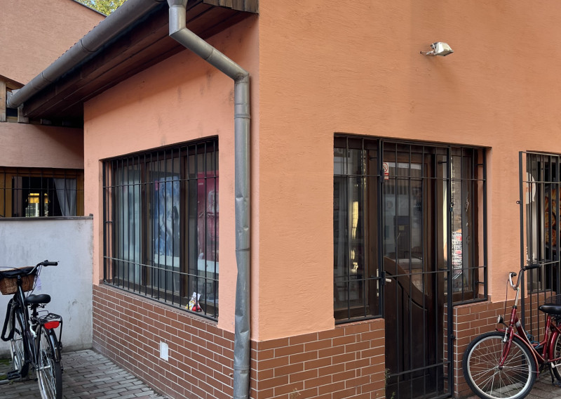 Ponúkame Vám na prenájom obchodný priestor v centre mesta Nové Zámky - fotografia 1