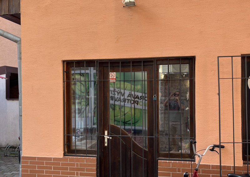 Ponúkame Vám na prenájom obchodný priestor v centre mesta Nové Zámky - fotografia 3